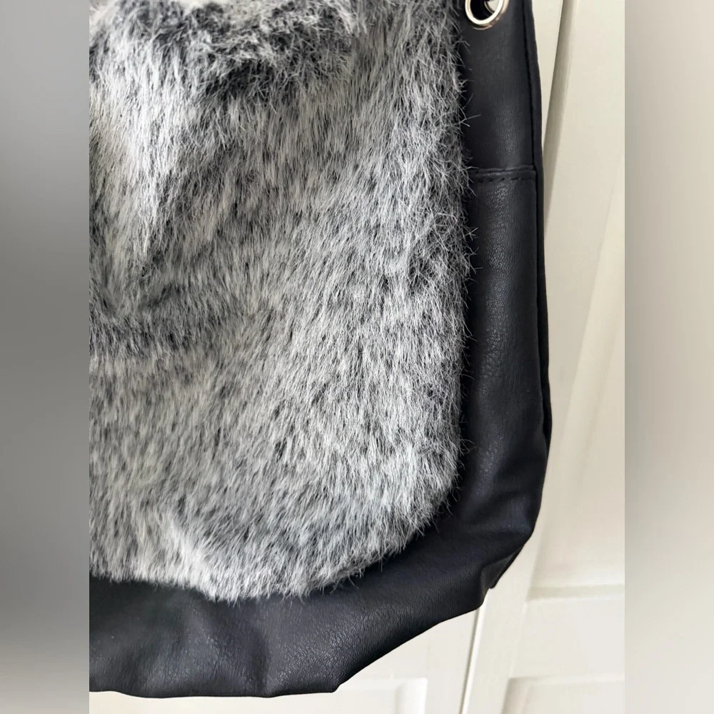 Vintage Faux Leather & Faux Fur Hobo Bag Black Crossbody Slouchy Y2K - Picture 5 of 10